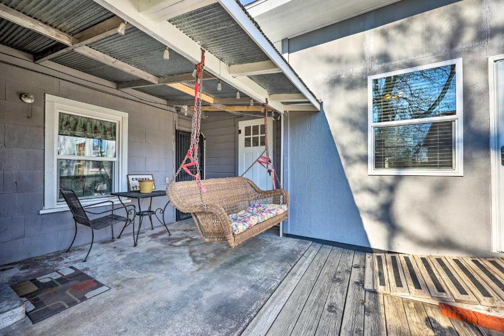 1 Mi to Dtwn Rogers Convenient Getaway with Patio